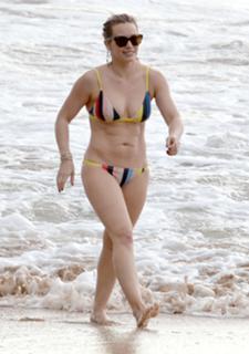Hilary Duff feet photo thumbnail