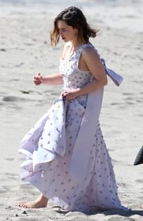 Emilia Clarke feet photo thumbnail