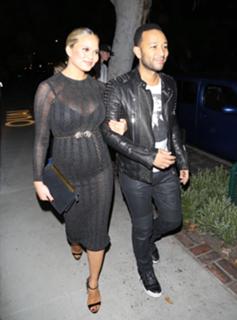 Chrissy Teigen feet photo thumbnail