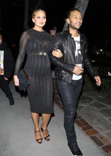 Chrissy Teigen feet photo thumbnail