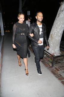 Chrissy Teigen feet photo thumbnail