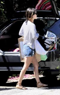 Rachel Bilson feet photo thumbnail