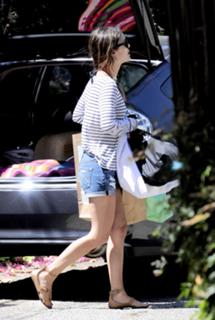 Rachel Bilson feet photo thumbnail