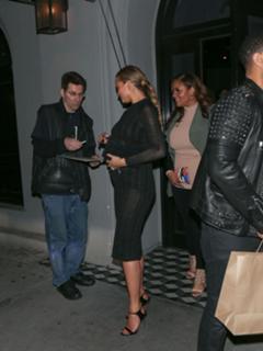 Chrissy Teigen feet photo thumbnail