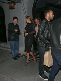 Chrissy Teigen feet photo thumbnail