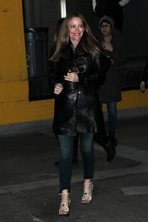 Leslie Mann feet photo thumbnail