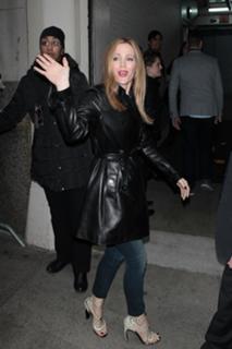 Leslie Mann feet photo thumbnail