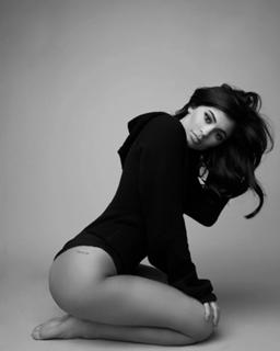 Kylie Jenner feet photo thumbnail
