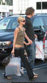 Paris Hilton feet photo thumbnail