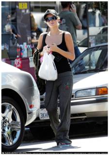 Paris Hilton feet photo thumbnail