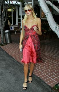 Paris Hilton feet photo thumbnail