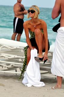 Paris Hilton feet photo thumbnail