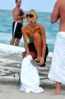 Paris Hilton feet photo thumbnail