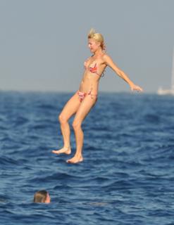 Paris Hilton feet photo thumbnail