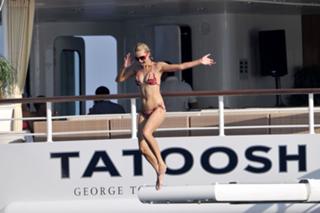 Paris Hilton feet photo thumbnail