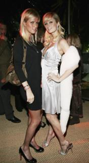 Paris Hilton feet photo thumbnail
