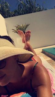 Isis Valverde feet photo thumbnail