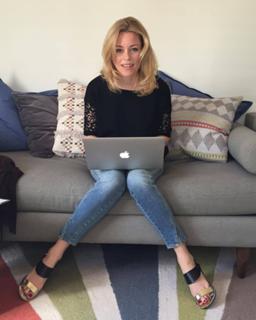 Elizabeth Banks feet photo thumbnail