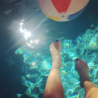 Angela Kinsey feet photo thumbnail