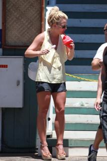 Britney Spears feet photo thumbnail