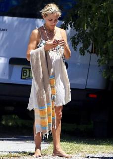 Elsa Pataky feet photo thumbnail