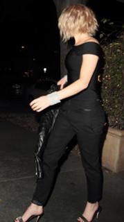 Jennifer Lawrence feet photo thumbnail