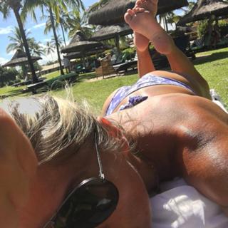 Adriane Galisteu feet photo thumbnail