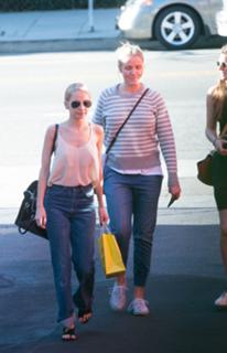 Nicole Richie feet photo thumbnail