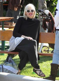 Gwen Stefani feet photo thumbnail
