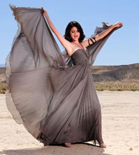 Selena Gomez feet photo thumbnail