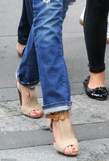 Cameron Diaz feet photo thumbnail