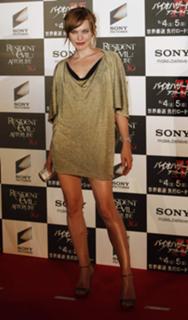 Milla Jovovich feet photo thumbnail