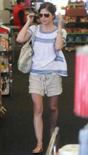 Selma Blair feet photo thumbnail