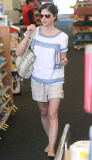 Selma Blair feet photo thumbnail
