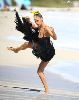 Doutzen Kroes feet photo thumbnail