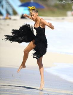 Doutzen Kroes feet photo thumbnail