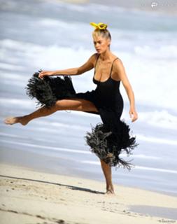 Doutzen Kroes feet photo thumbnail