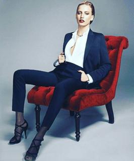 Serenay Sarikaya feet photo thumbnail