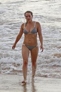 Hilary Duff feet photo thumbnail