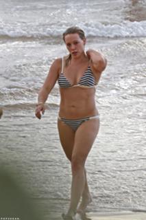 Hilary Duff feet photo thumbnail