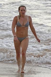 Hilary Duff feet photo thumbnail