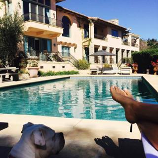 Daisy Fuentes feet photo thumbnail
