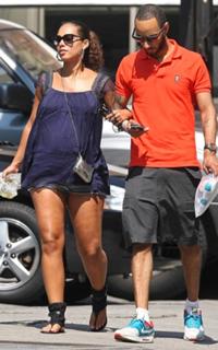 Alicia Keys feet photo thumbnail