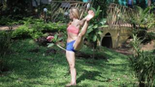 Kino MacGregor feet photo thumbnail