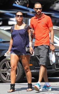 Alicia Keys feet photo thumbnail