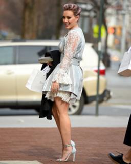 Hilary Duff feet photo thumbnail