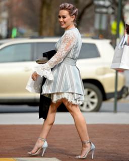 Hilary Duff feet photo thumbnail