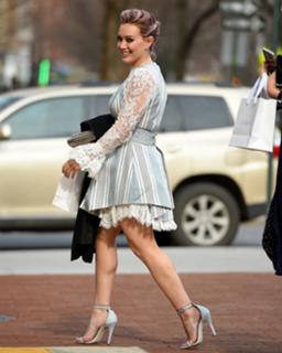Hilary Duff feet photo thumbnail