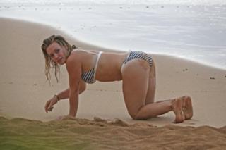 Hilary Duff feet photo thumbnail