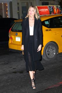 Martha Hunt feet photo thumbnail